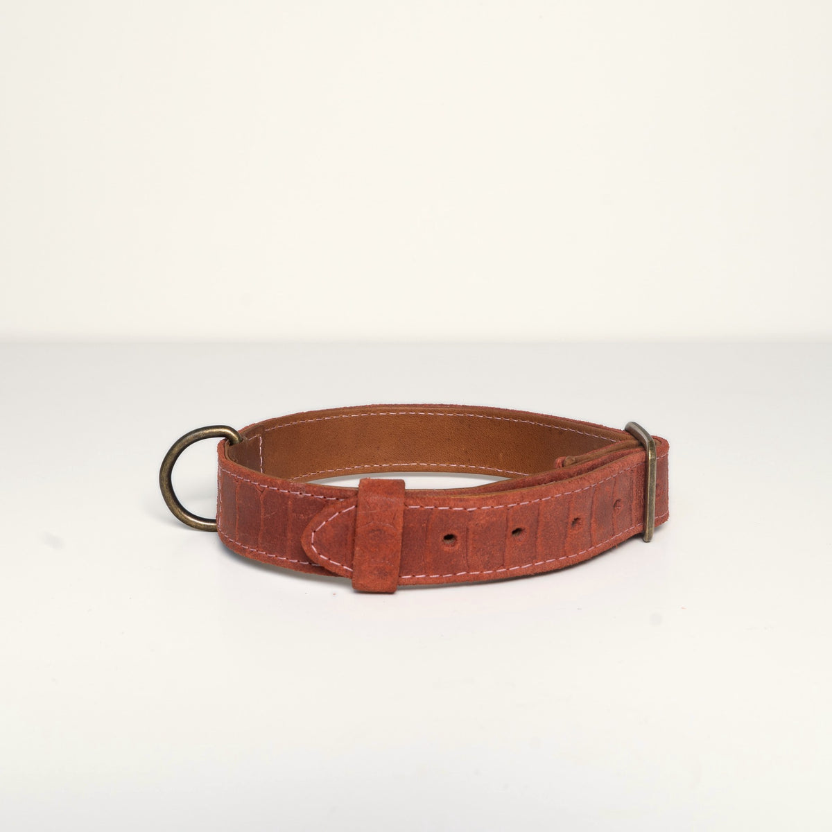 Collar Hans, burgundy croco embossed suede, back with buckle and D ring