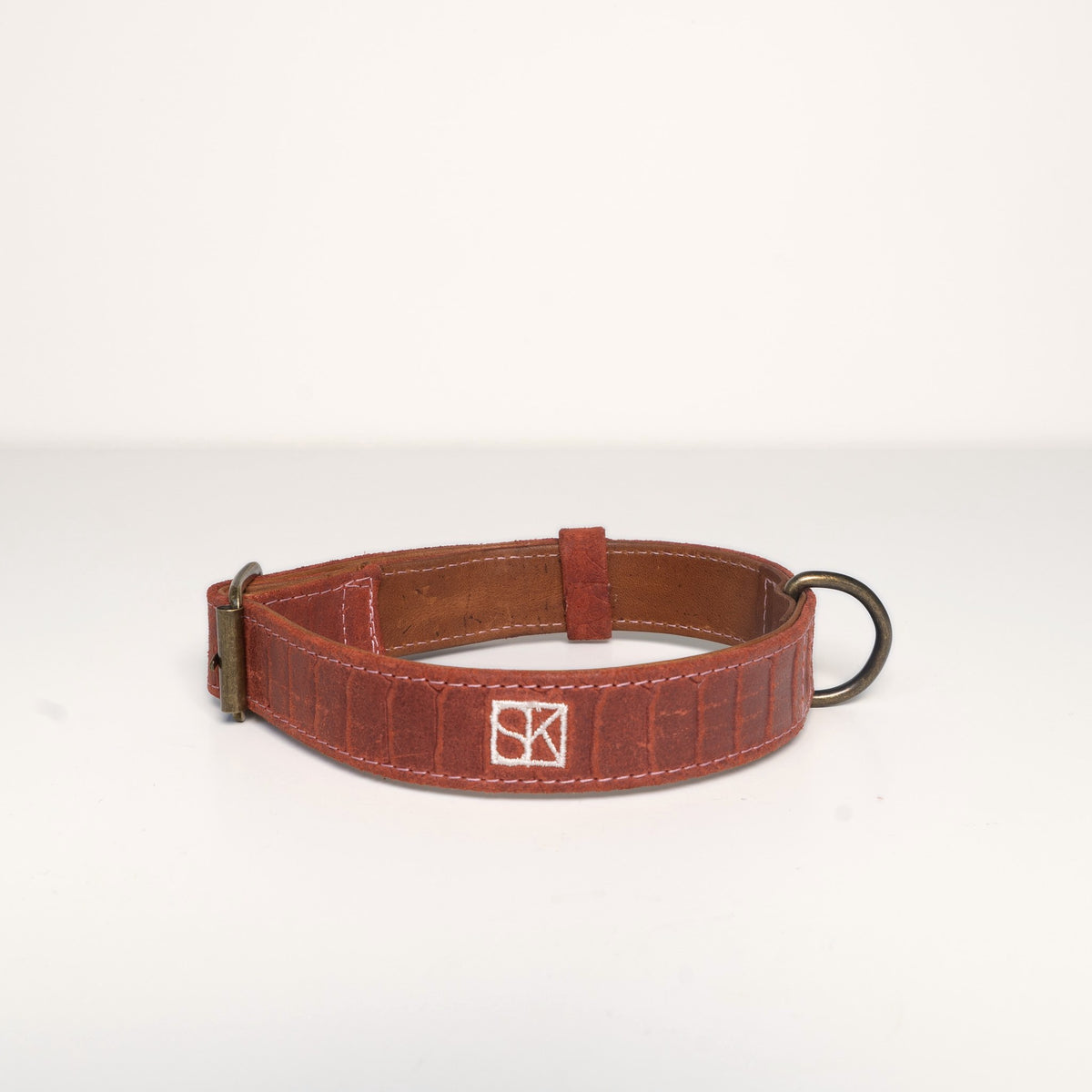 Collar Hans, burgundy croco embossed suede, front with SK monogram
