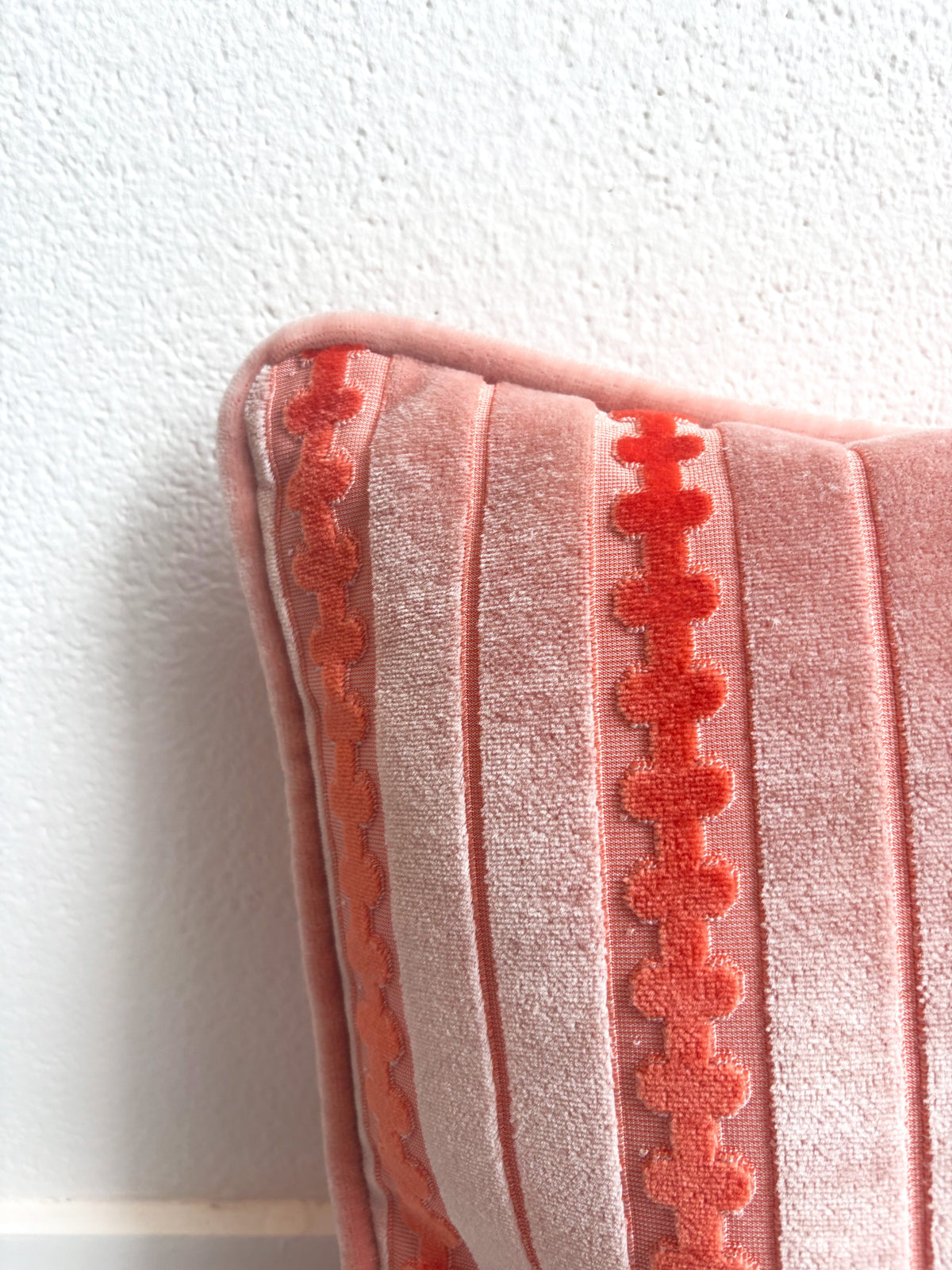 Pillow Kees, close-up of the pink velvet and coral jacquard pattern