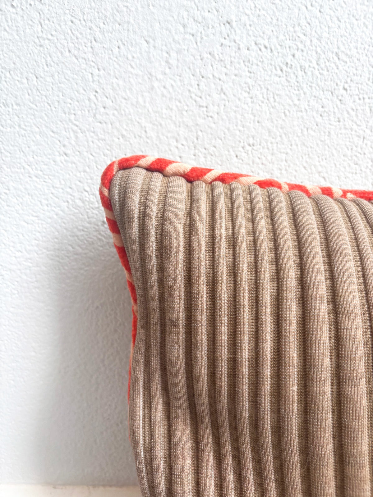 Pillow Oscar, close-up of the rib and rope piping