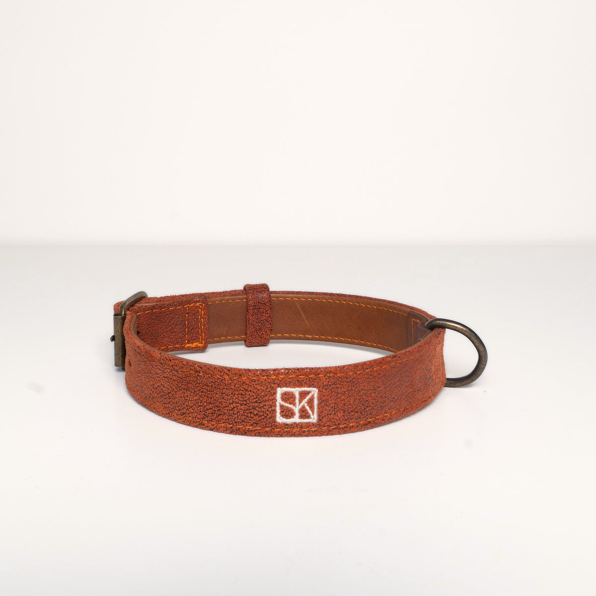 Collar Louie, rust red crackled suede, front with SK monogram