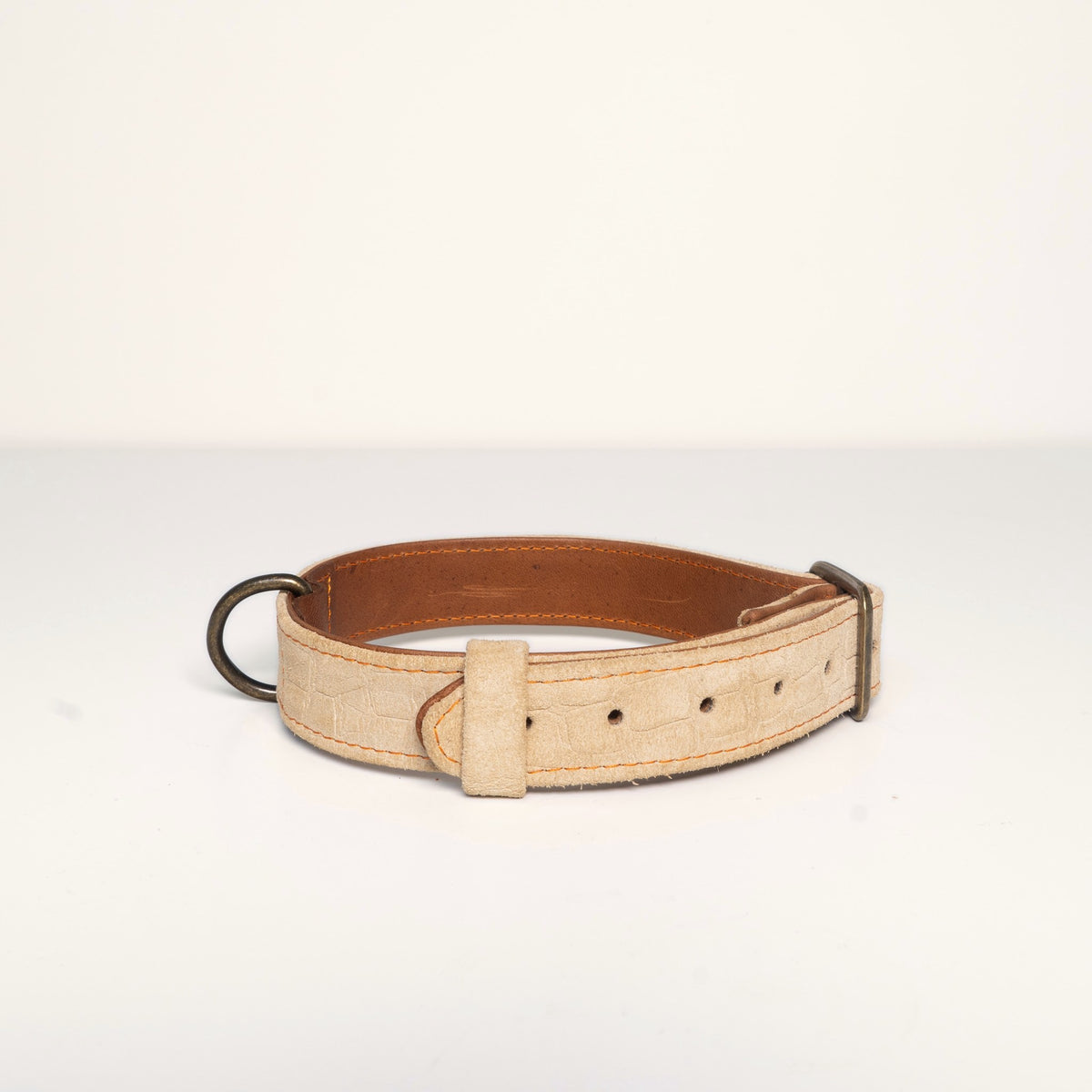 Collar Mira, sand coloured croco embossed suede, back with buckle and D ring
