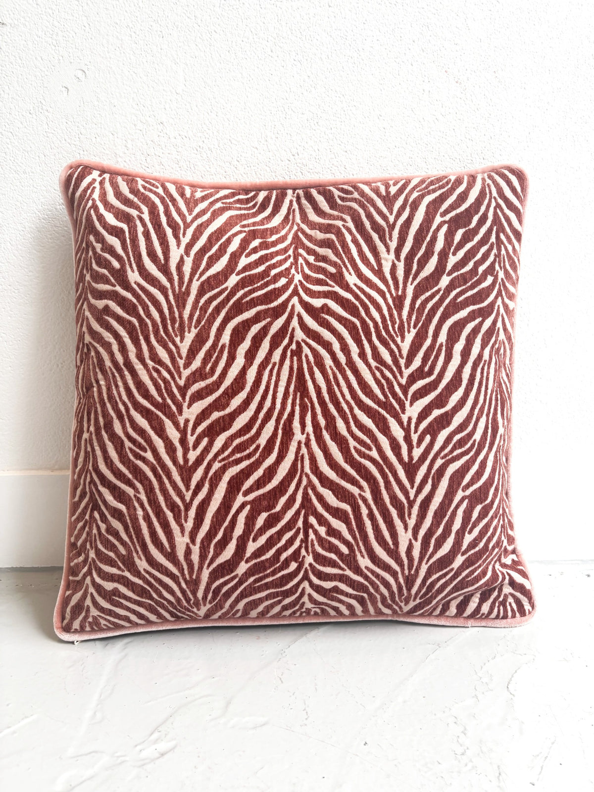 Pillow Otis, rust and blush tiger chenille jacquard with pink velvet piping, front